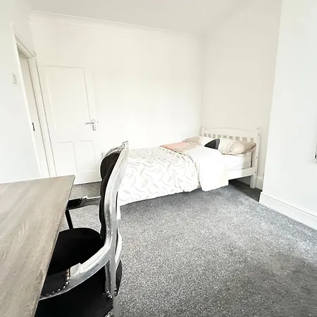 Portsmouth Pearl - Double Room With Shared Bathroom - Free Parking, Wi-Fi, Garden, Beach Exterior photo