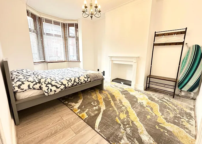 Portsmouth Pearl - Double Room With Shared Bathroom - Free Parking, Wi-Fi, Garden, Beach
