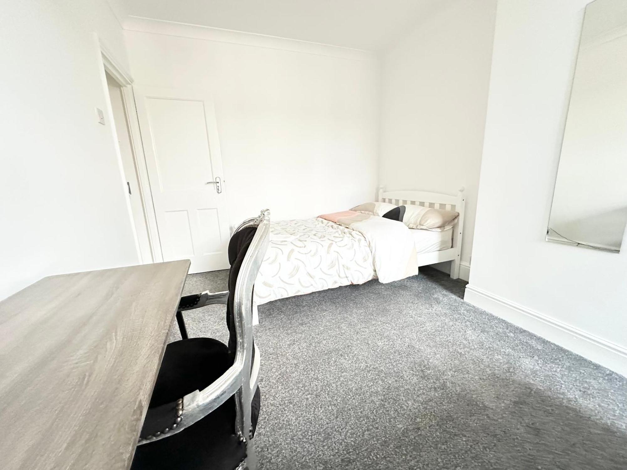 Pearl - Double With Shared Bathroom - Free Parking, Wi-fi, Garden, Homestay Portsmouth