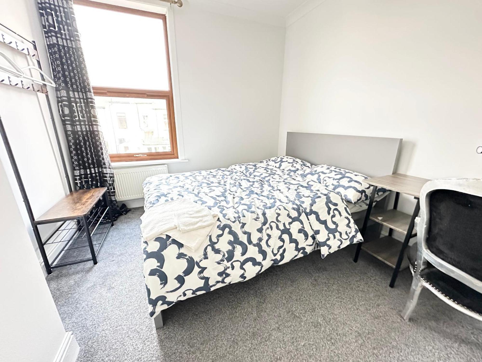 Pearl - Double With Shared Bathroom - Free Parking, Wi-fi, Garden, Homestay *