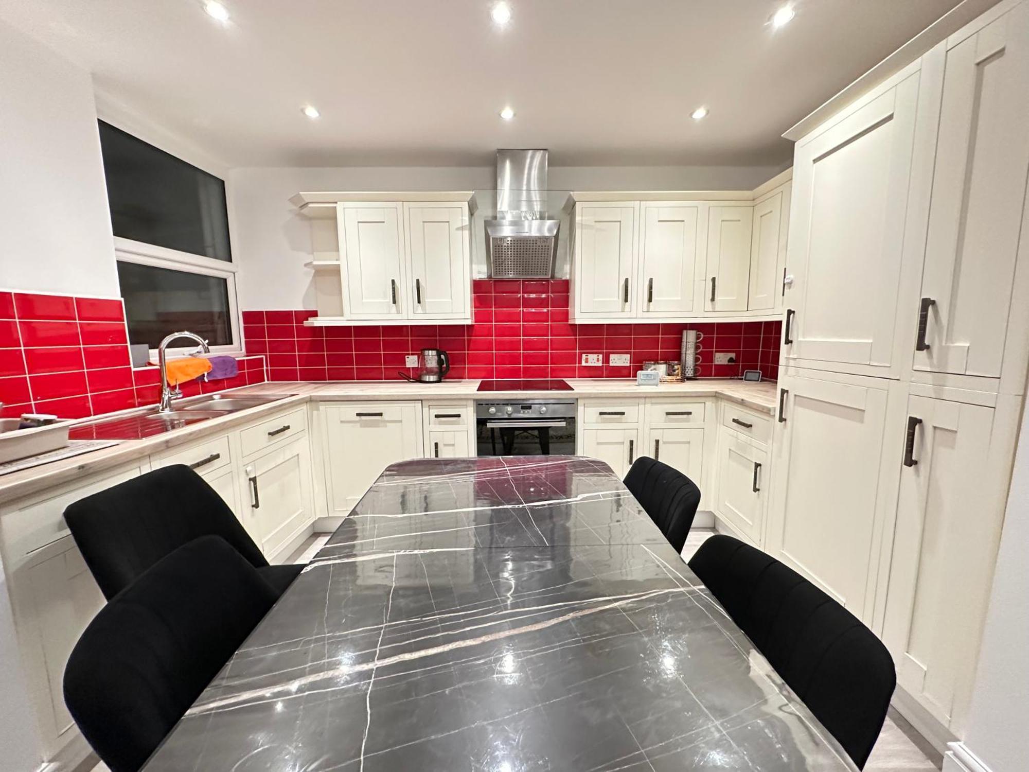 Pearl - Double With Shared Bathroom - Free Parking, Wi-fi, Garden, Homestay