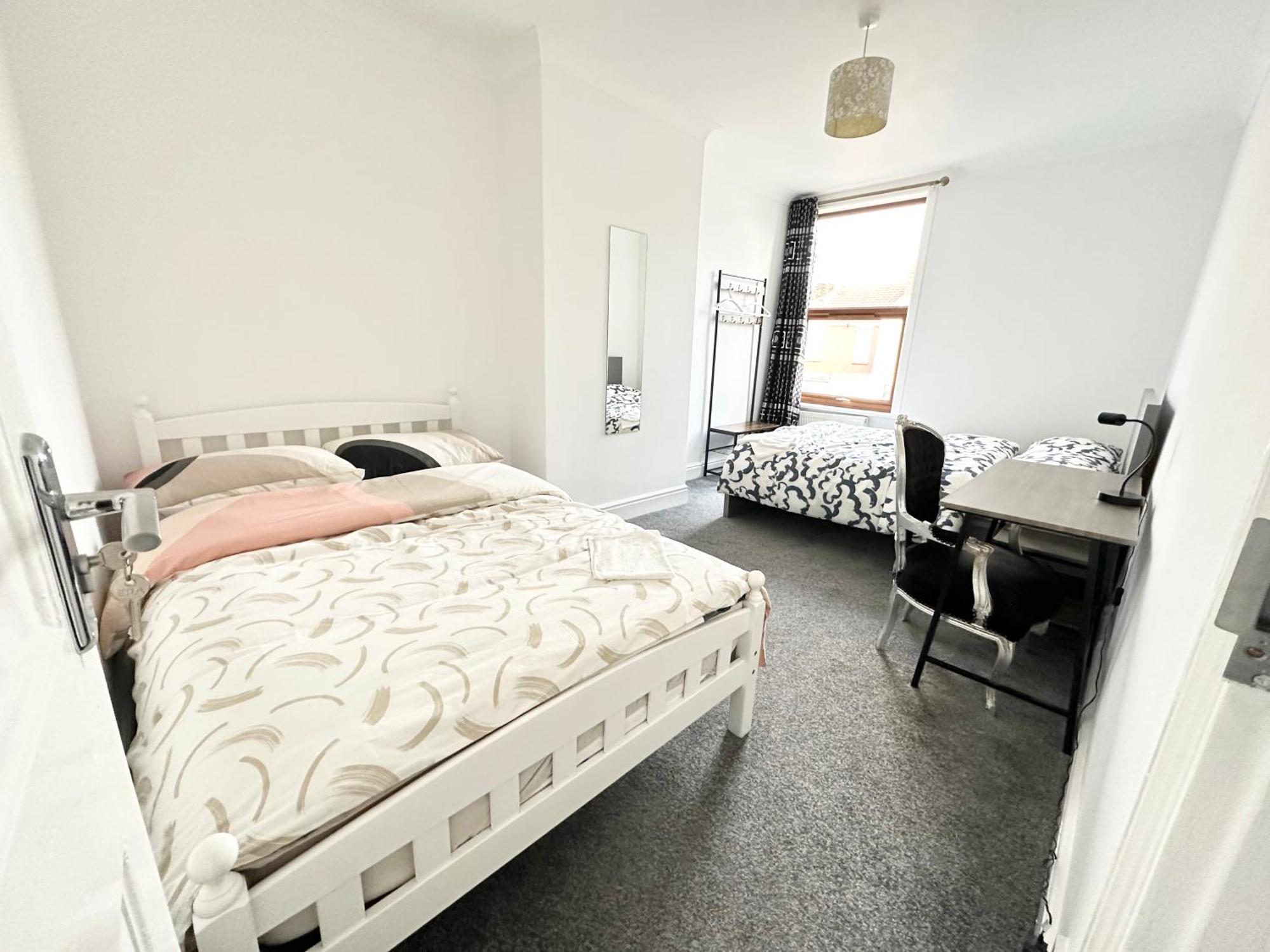 Homestay Pearl - Double With Shared Bathroom - Free Parking, Wi-fi, Garden,